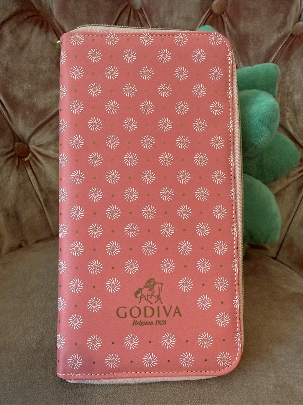 NWOT Godiva Pink Pattern Zip Wallet with Gold Logo